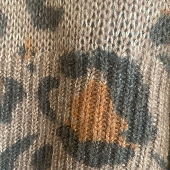 NWOT White House Black Market Lightweight Sweater in Animal Print! - Picture 3 of 7